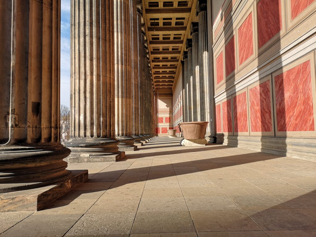 Altes Museum in Berlin Säulen Innen vorn Auf Weltreise in Berlin
