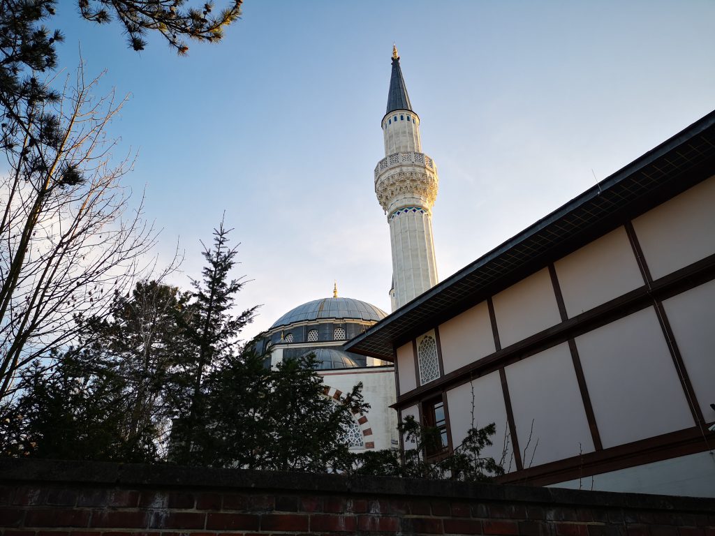 Minarett von Moschee in Berlin Tempelhof Auf Weltreise in Berlin