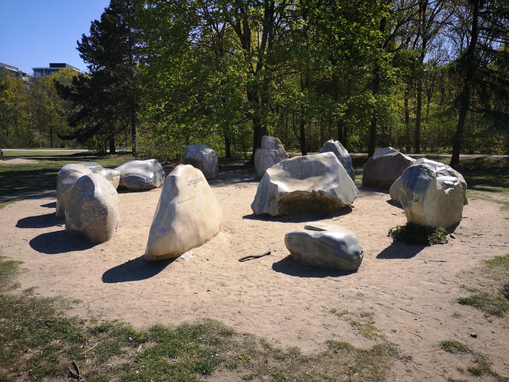 Steine im Kreis Tiergarten Berlin Auf Weltreise in Berlin
