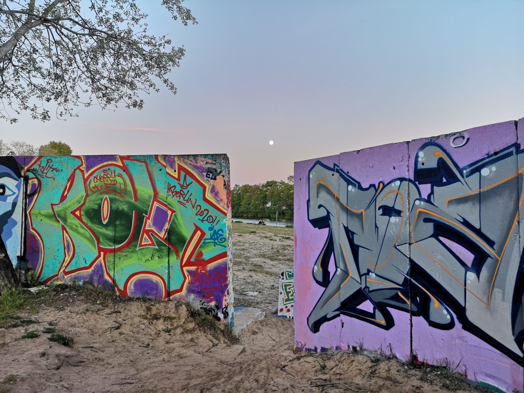 Coole Orte in Berlin Mauer mit Graffiti Strand Kanal