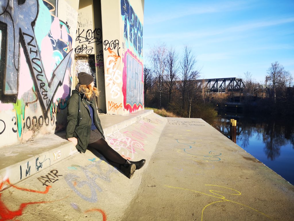 Coole Orte in Berlin Graffiti, Frau chillt am Wasser