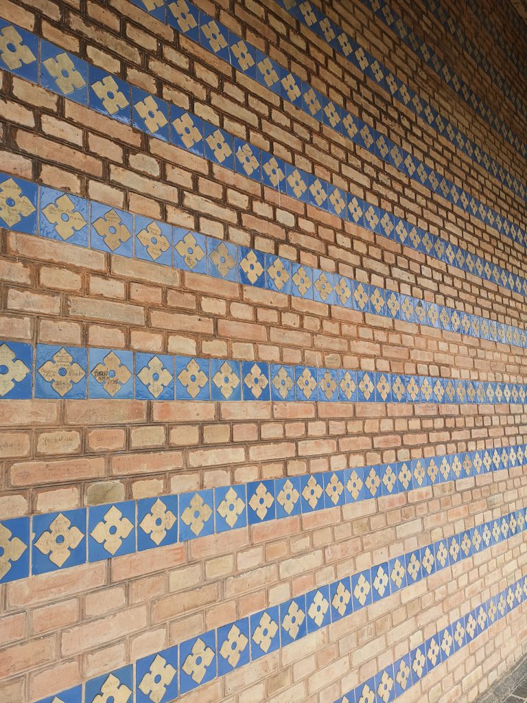 Heilandskirche in Sacrow Muster an der Wand
