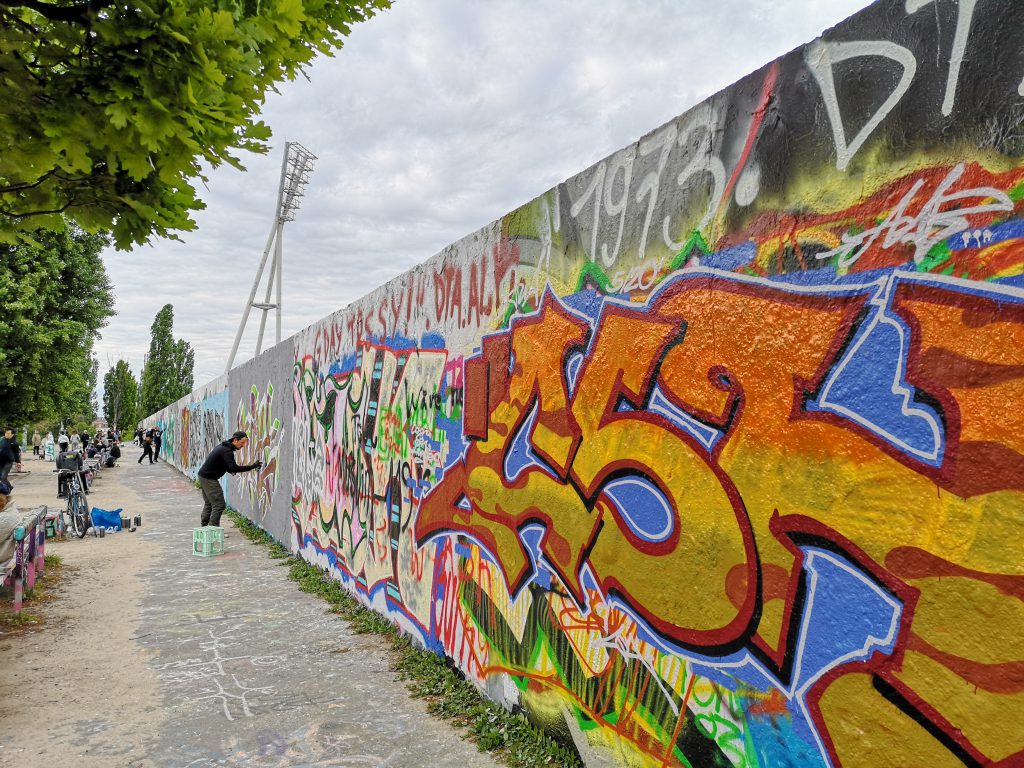 mauer mit grafitti im Mauerpark coole orte in Berlin