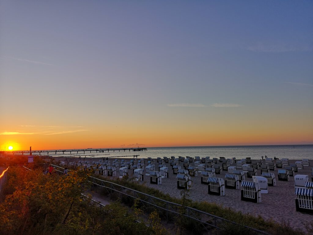Kuelungsborn-Urlaub-Meer-Ostsee-Strandkoerbe-Sonnenuntergang