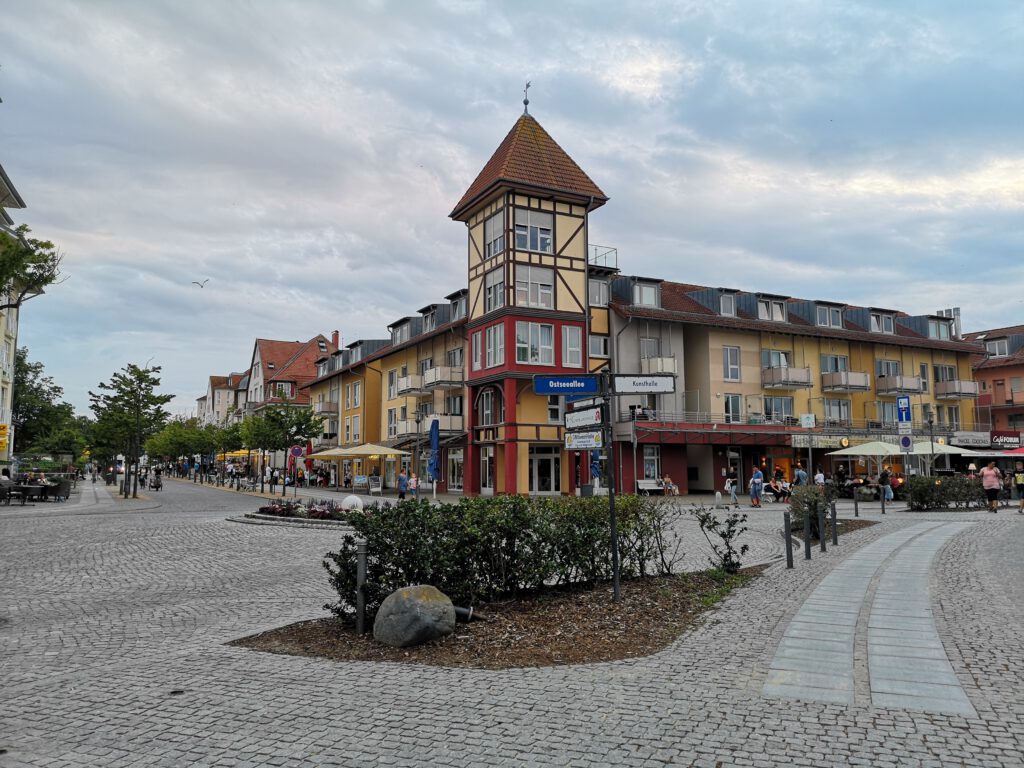 Kuelungsborn-Urlaub-Promenade-Ostseeallee