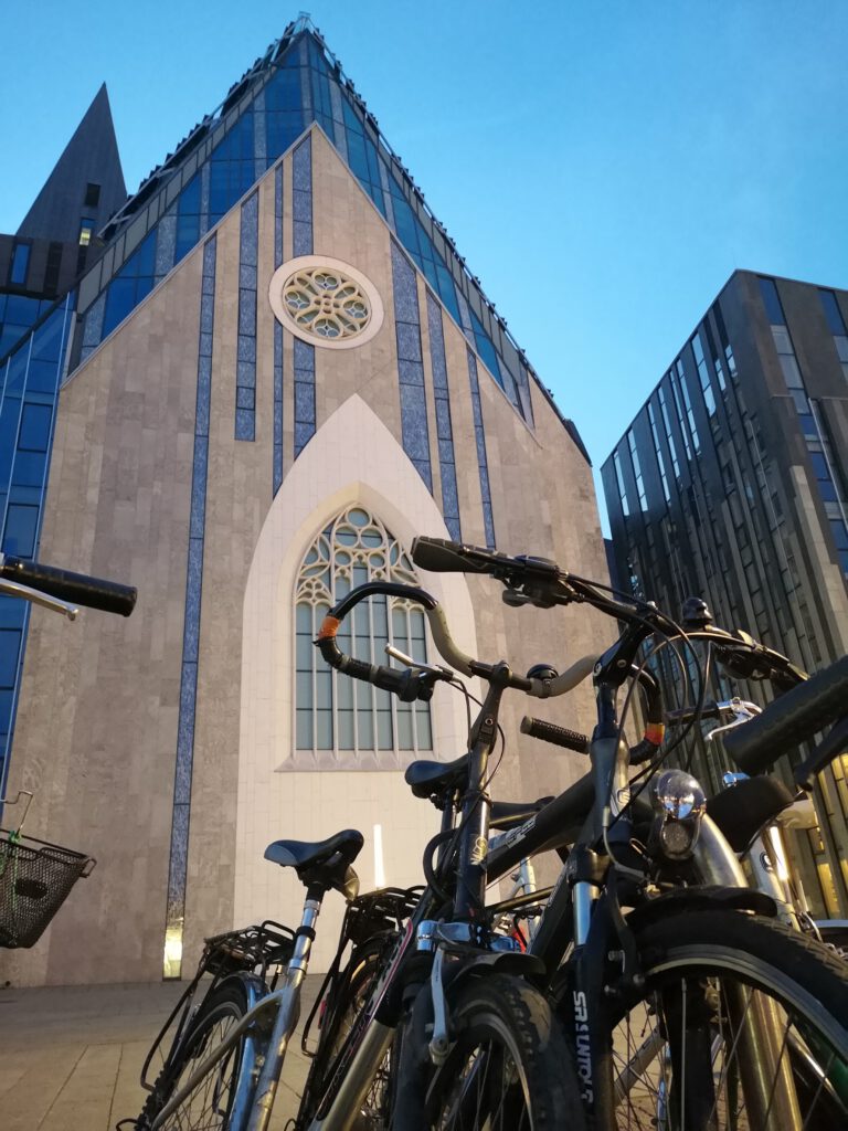 mit Fahrrad durch die Leipziger Innenstadt Platz Kirche Naehe Bahnhof