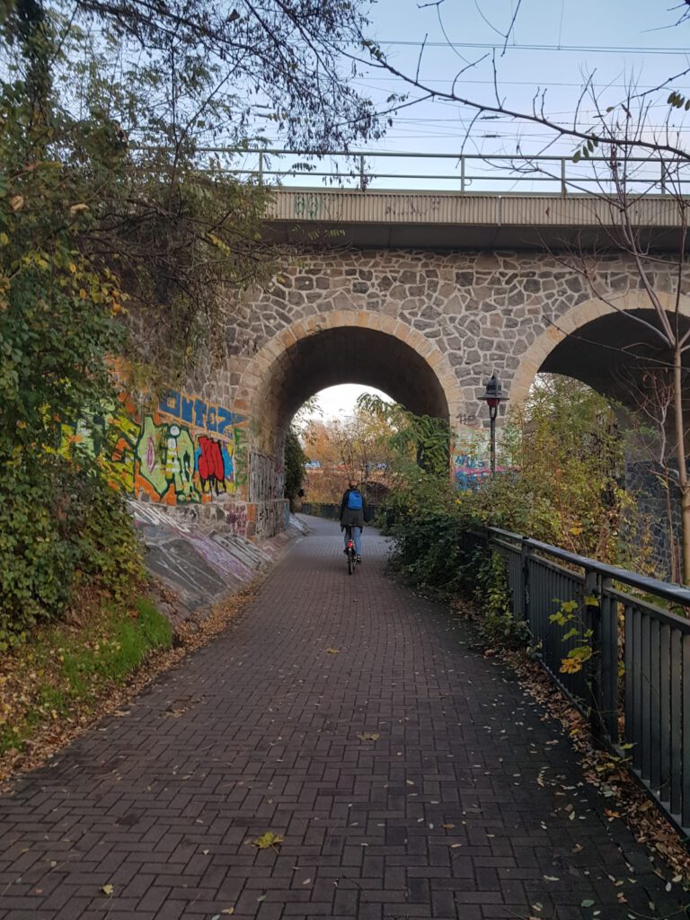 Mit Fahrrad durch Leipzig Karl-Heine-Kanal Radwege Schild