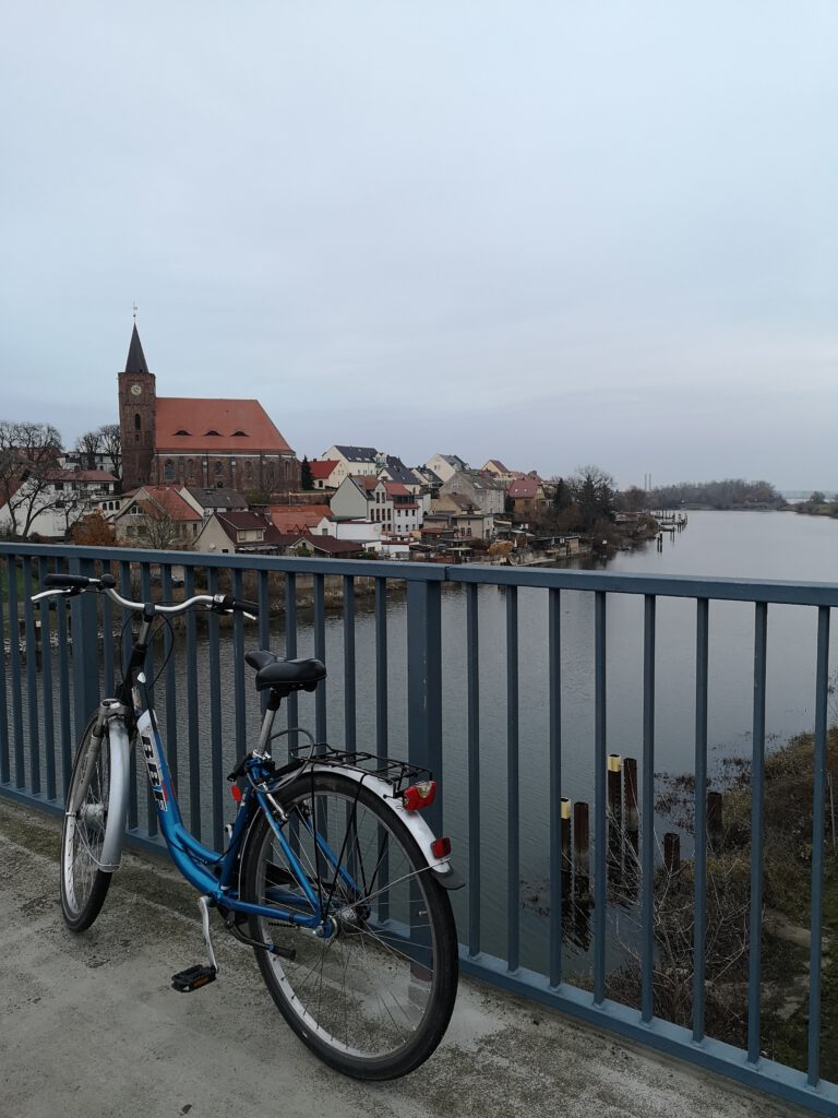 Mit Fahrrad in Eisenhuettenstadt Radtour Bruecke in Fuerstenberg Ausflug